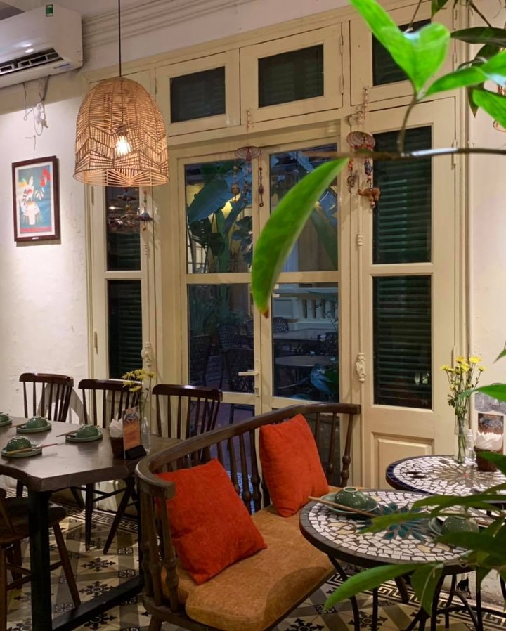 ? Những hạt cơm gạo lứt đen nhánh bóng mẩy, dẻo mềm được kết hợp với những nguyên liệu tươi ngon chọn lọc. Mỗi loại lại mang đến một trải nghiệm thú vị khác nhau.
