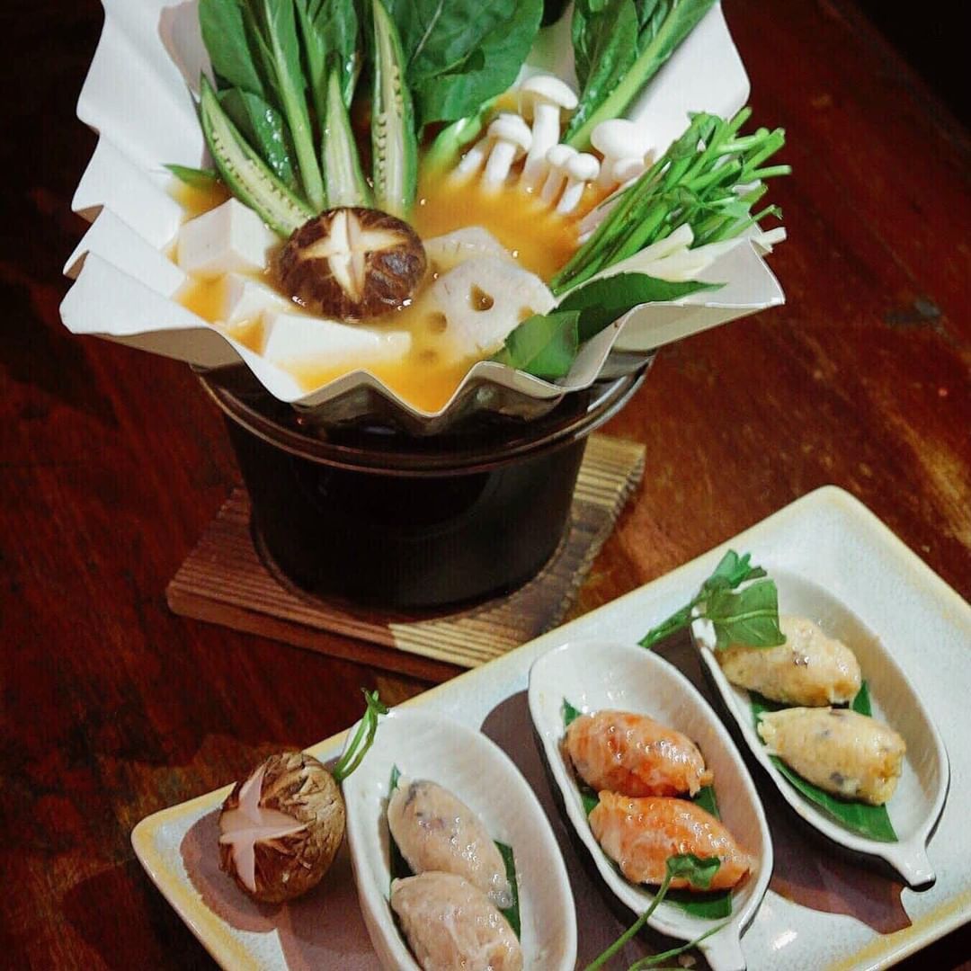 ?Hà Nội lại trở gió mưa, chọn góc nhỏ ẩn mình ngắm mưa qua ô cửa kính nhỏ phố cổ, xì xụp bát canh nóng hổi, hít hà khói cơm sen, thư thả ngồi tâm sự bạn nhỉ!