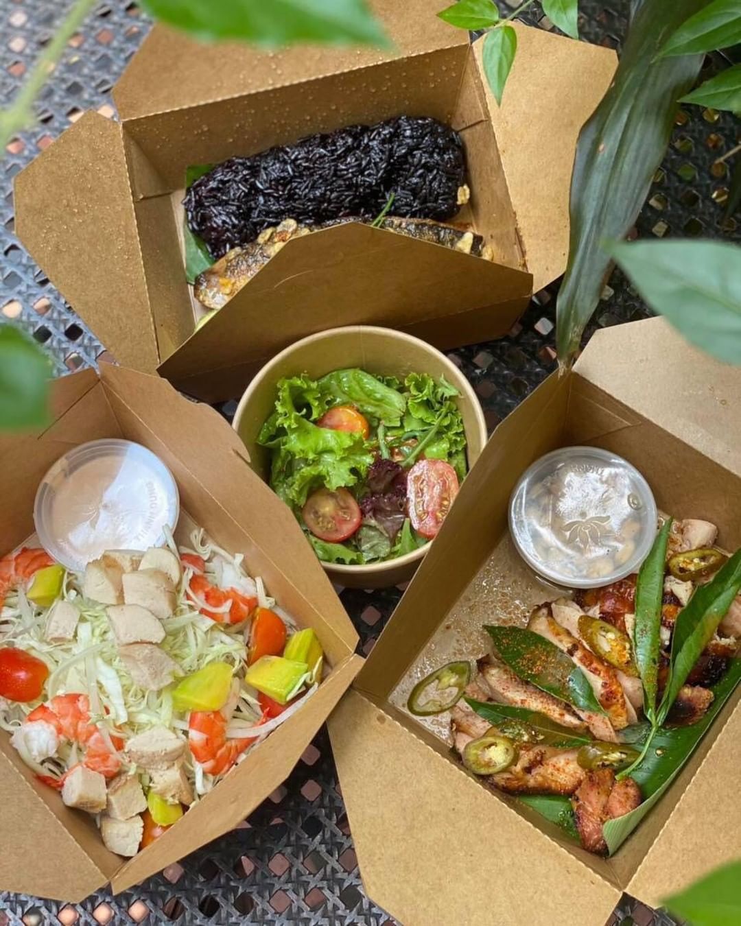 ? Trưa nay bạn đã nhắm cho mình được món gì ngon nào? Salad xanh đầy vitamin hay cơm gạo lứt dẻo thơm cùng các loại thịt mềm thơm nấu chậm?