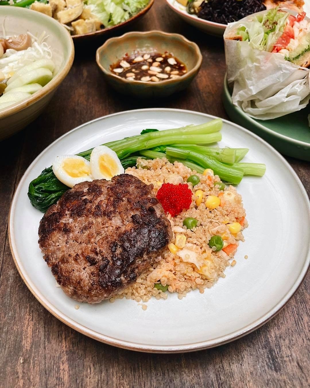 *Cơm rang hạt diêm mạch, bắp bò viên nướng, trứng cua*