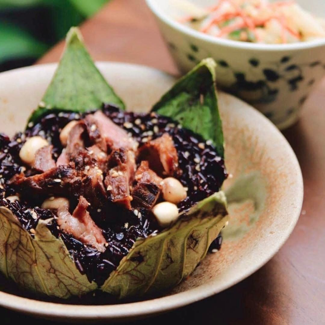 ? Cứ đến ngày Rằm hay Mùng Một là bếp Sente lại rộn ràng tấp nập với những mâm cơm chay thơm lành. Nào là nồi súp hạt dẻ quyện hạt sen nồng nàn, nào là chảo mỳ hạt sen quấn quýt bên những cây nấm, ngó sen đậm đà đậu phụ tẩm, nào là tay nhanh cuộn cơm bơ nấm điểm chút oliu, sốt nấm truffle ngậy ngậy mayonaise...